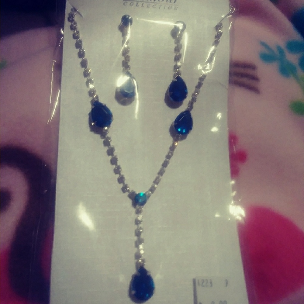 Earrings an necklace sets